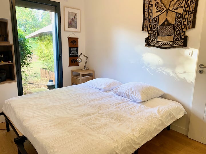 Chumba cha kulala chenye magodoro 2 ya mtu mmoja (kumbukumbu ya umbo) kwenye chemchemi ya masanduku mawili, choo + ubatili wa kujitegemea, ufikiaji wa bustani