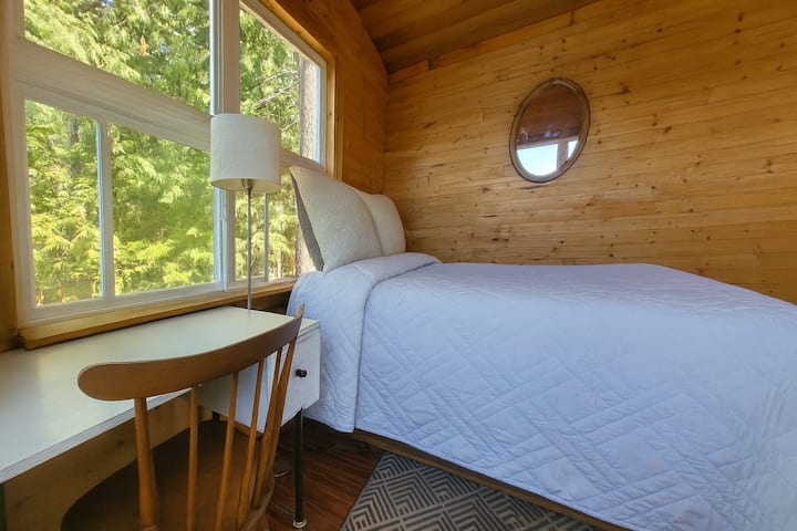 Separate sleeping bunkie, private with ocean views and sounds. Double Bed, Desk and coverable chair bed (single).