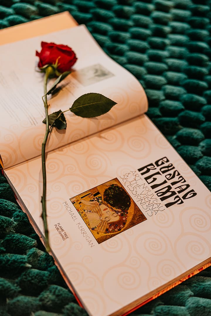 המקום שבו הכול התחיל. הציור האיקוני של גוסטב קלימט היה ההשראה שמאחורי כל הבקתה. רצינו ליצור את המפלט הרומנטי המושלם לזוגות מאוהבים.