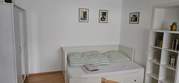 Спална соба со голем кревет и посебна опција за спиење (вкупно 2 места за спиење во оваа соба) ; може да се заклучи одделно 