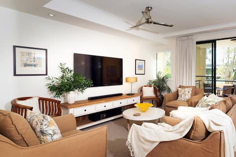 River Song - stylish apartment with pool, car park