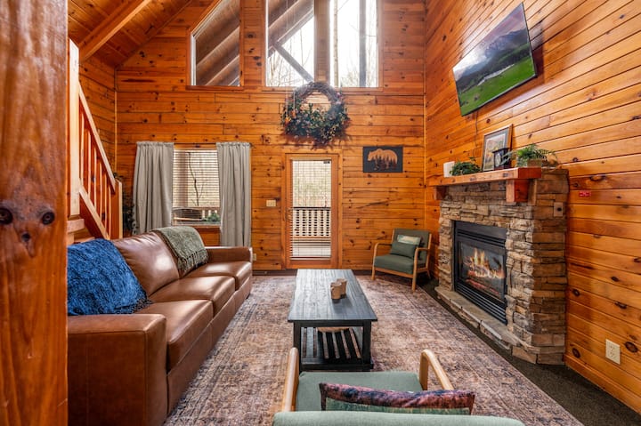 Smoky Escape | Hot Tub • Fire Pit • Near Parkway - Tennessee