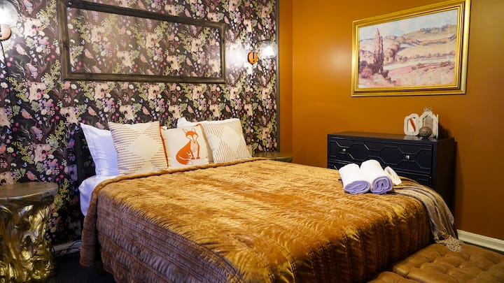 Là où la maussade rencontre le romantisme. Drame floral sur le mur, or sur le lit, et cette sensation indéniable « je pourrais vivre ici ».

