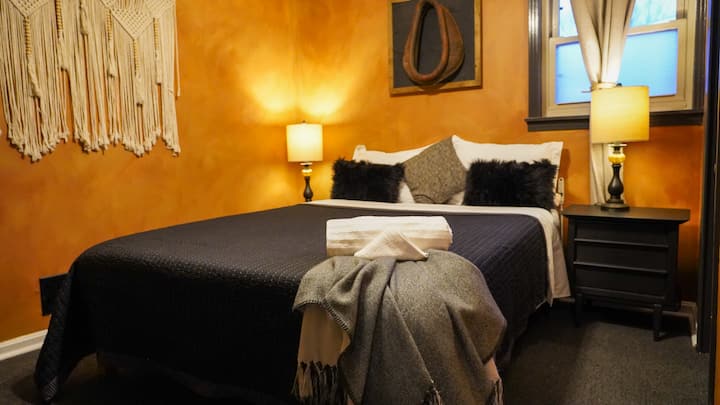 Quelque part entre le sable hors-la-loi et le confort en velours. Le sommeil est facile dans cette cachette d'inspiration occidentale.

