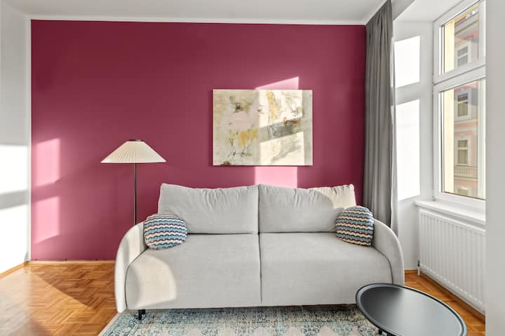 Priestranný a pohodlný gauč vás pozýva na oddych a dá sa ľahko premeniť na rozkladaciu pohovku s rozmermi 160 x 200 cm.