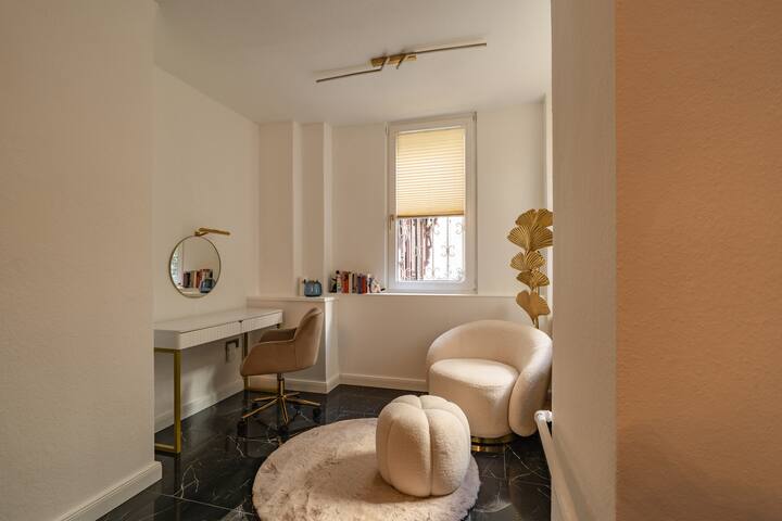 Ku’damm: Stilvoller 160 qm Altbau für 9 Personen gallery image 3