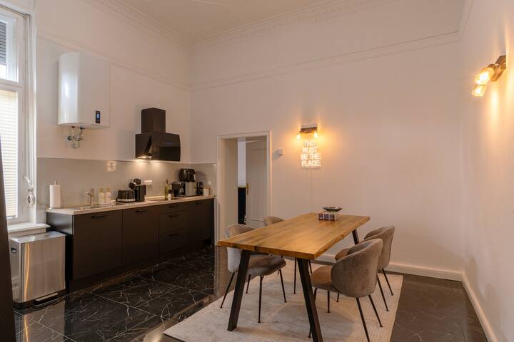 Ku’damm: Stilvoller 160 qm Altbau für 9 Personen gallery image 4