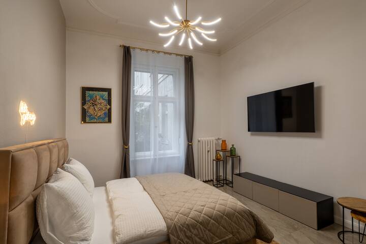 Ku’damm: Stilvoller 160 qm Altbau für 9 Personen gallery image 2