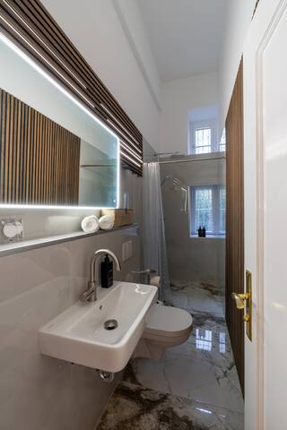 Ku’damm: Stilvoller 160 qm Altbau für 9 Personen gallery image 5