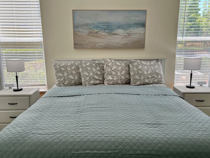 Chambre principale avec lit King Size et salle de bain principale privée !