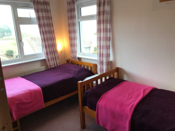 Двуетажна стая.  Децата обичат това уютно помещение.  2 много удобни единични легла и 2 двуетажни легла.  Леко и нощно пространство за всяка спалня.  Чекмеджета и закачалки. 