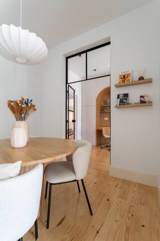 Designer 2-Bedroom in Prime Chiado, Lisbon gallery image 4