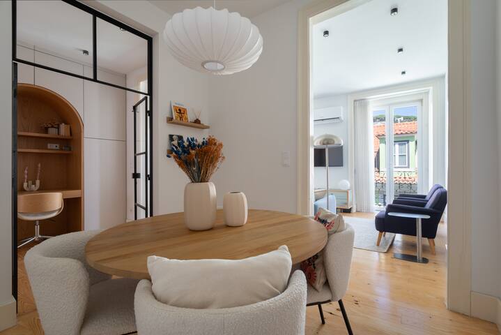 Designer 2-Bedroom in Prime Chiado, Lisbon gallery image 5