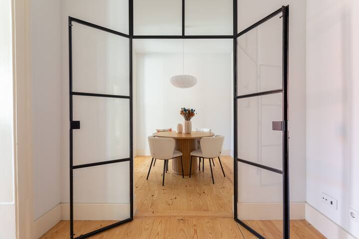 Designer 2-Bedroom in Prime Chiado, Lisbon gallery image 3