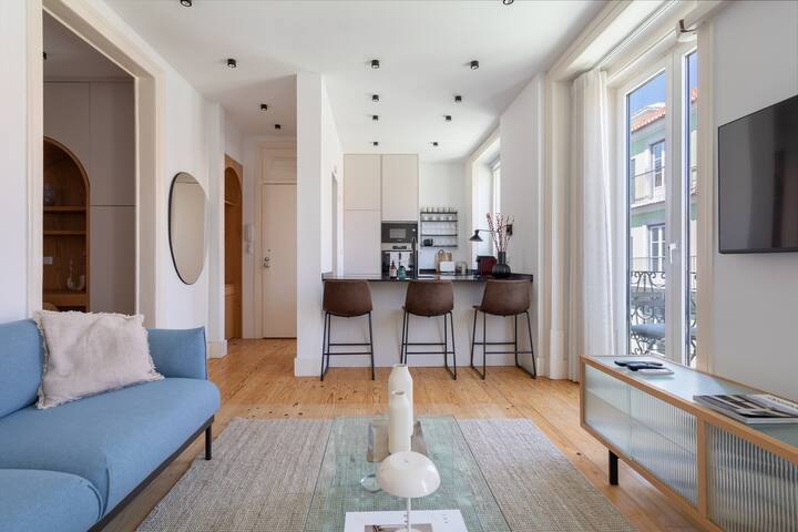Designer 2-Bedroom in Prime Chiado, Lisbon gallery image 2