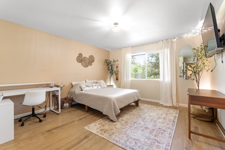 Ovaj prostrani apartman ima udoban radni prostor, elegantno uređenje i pametni televizor pričvršćen za zid kako biste se mogli opustiti nakon dana istraživanja.