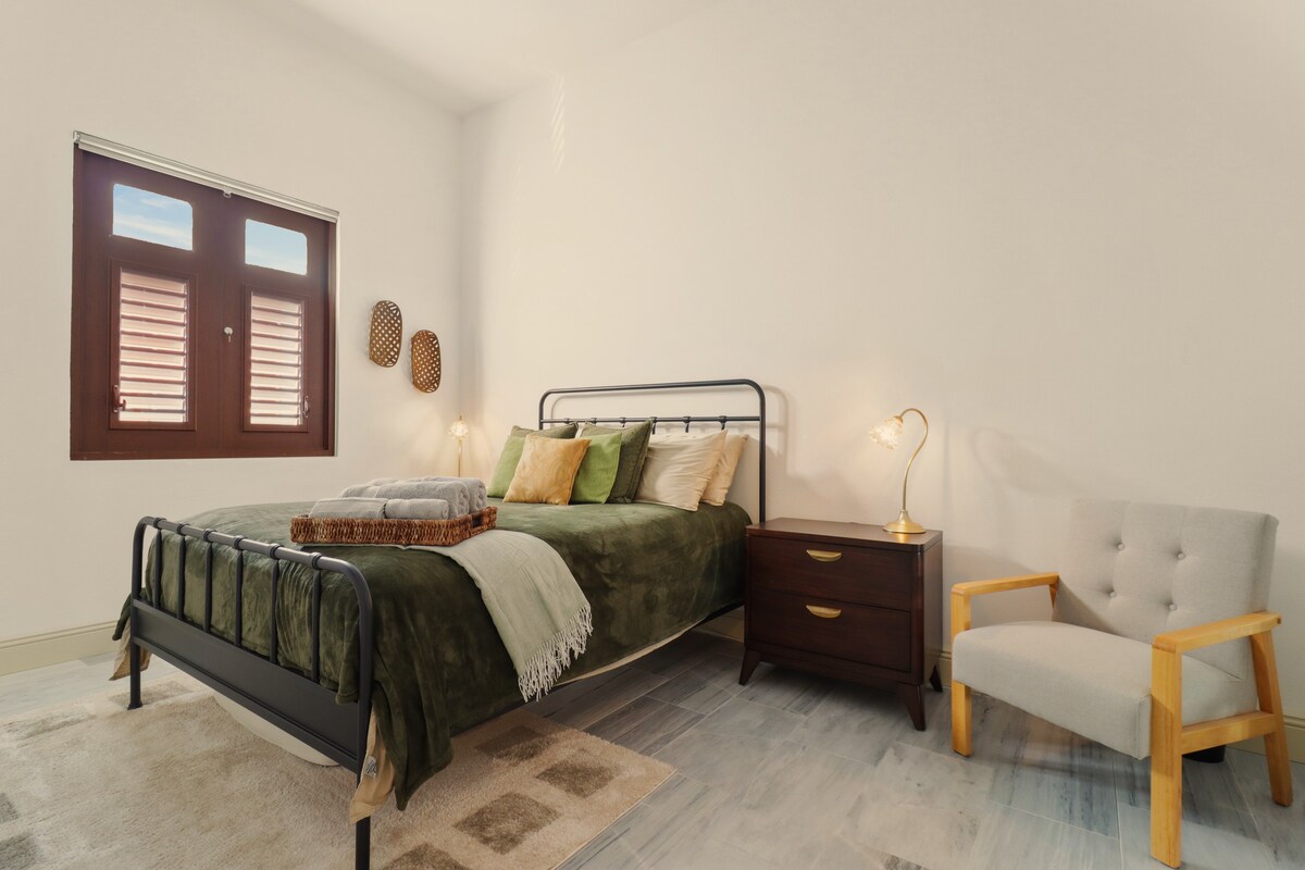 მეორე ოთახში არის 152×203 სმ ზომის საწოლი, ხოლო მის ქვეშ — 89×191 სმ ზომის იატაკის მატრასი მეხუთე სტუმრისთვის. 