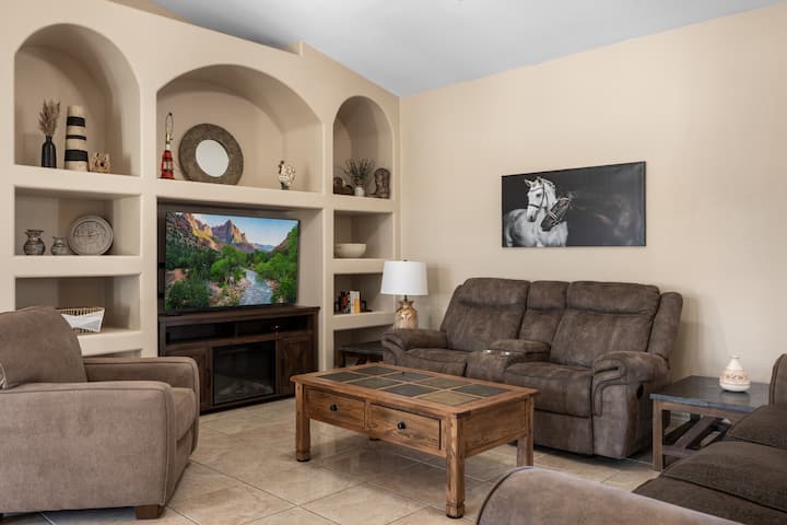 Ეს კომფორტული მისაღები ოთახი გთავაზობთ უამრავ დასაჯდომ ადგილს სასაუბროდ, ფილმის საყურებლად ან სამაგიდო თამაშისთვის. Ეს შესანიშნავი ადგილია დასვენებისა და განტვირთვისთვის. 