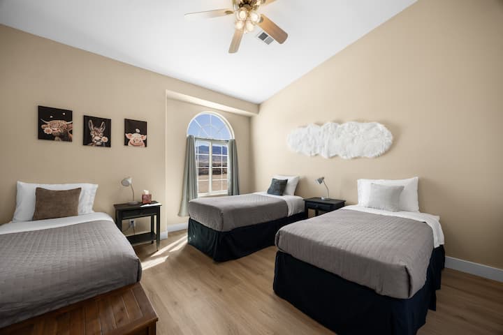 Საძინებელი №3, რომელსაც შეუძლია სამ ცალ-ცალკე დაძინება სამი ტყუპი საწოლით. Მთის ულამაზესი ხედები ფანჯრიდან და ჭკვიანი ტელევიზორი საღამოს დასასვენებლად. 