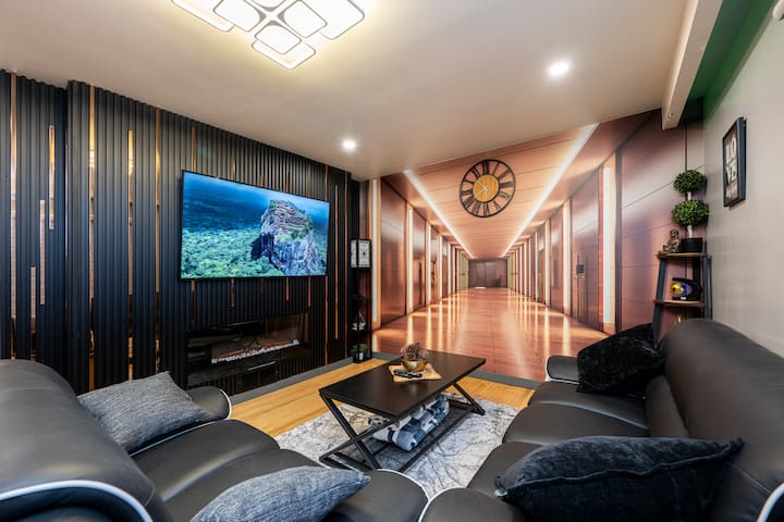 Luxury Home , 3 BD, 1 min from the Airport