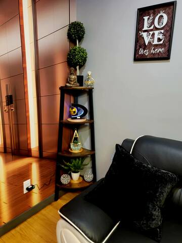 Luxury Home , 3 BD, 1 min from the Airport gallery image 4