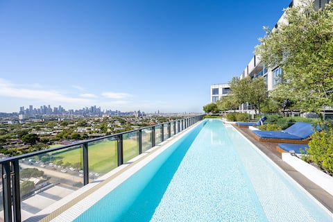 Luxe Flemington Cityscape and Racecourse views