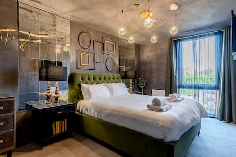 City Retreat for 4 with secure parking & gym