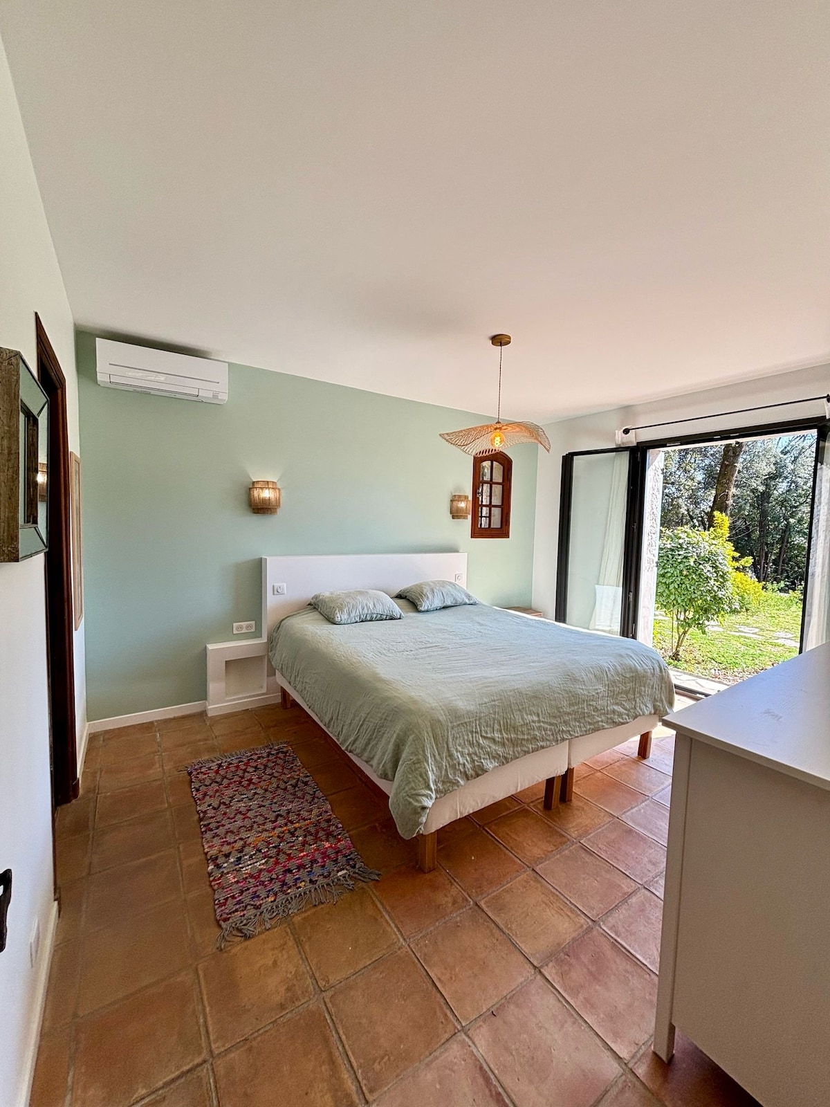 غرفة نوم رئيسية على مستوى واحد في الحديقة.
