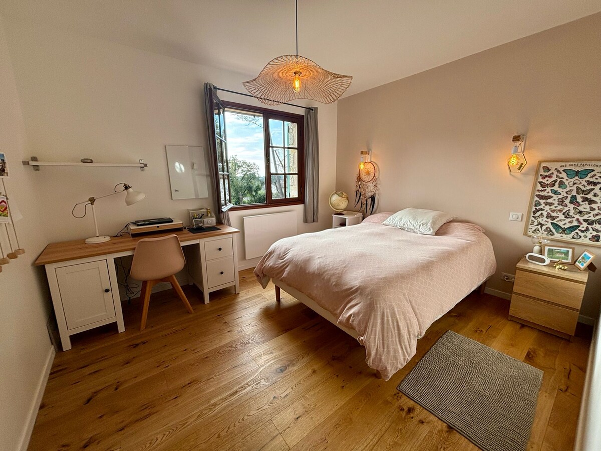 غرفة نوم 1 في الطابق العلوي، إطلالة على الحديقة وحمام سباحة مع مكتب كبير. 
سرير 1.40 م/ 2 م.