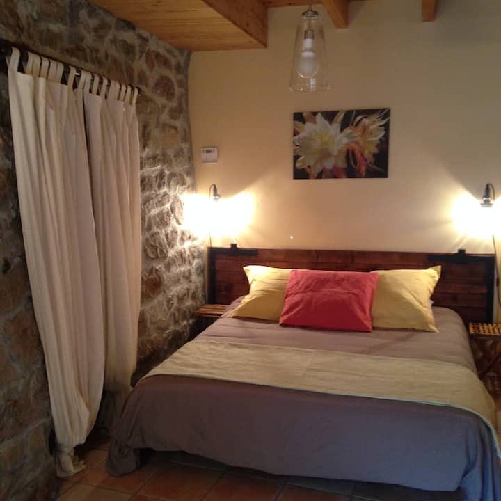 Stará Ecurie môže byť „orezaná“ v dvoch posuvnou drevenou stenou, ktorá sa úplne zatvára. Týmto spôsobom je uzavretá časť spálňa 5. Má samostatný vchod zvonku, ale aj z obývacej izby. 