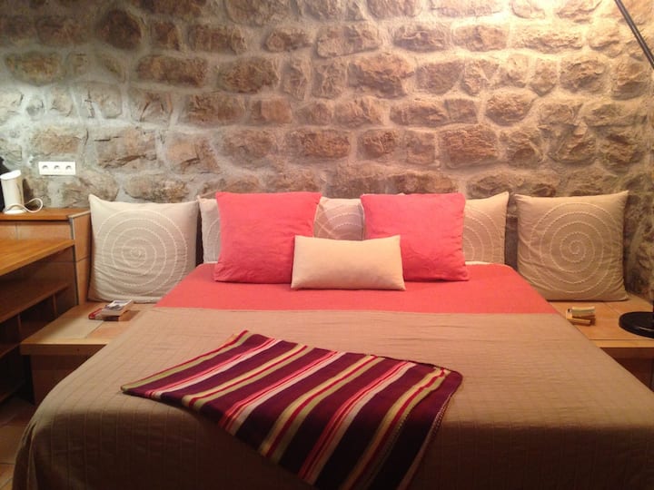 Stará Ecurie. V každej izbe je možné niekoľko konfigurácií. Usporiadanie lôžok organizujeme podľa potrieb každej skupiny. Niekoľko usporiadaní lôžok v každej spálni. 