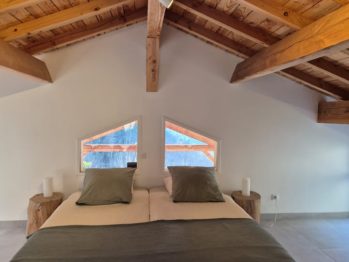 Miestnosť pri bazéne. Je to skôr garsónka...