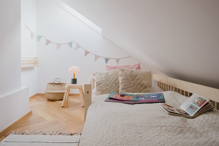 Prostor za spavanje s krevetom za jednu osobu može se koristiti kao prostor za igru za djecu. 