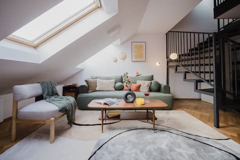 Attic Maisonette w/Workspace & TV • Vinohrady