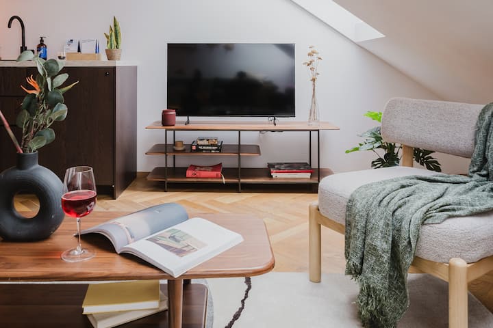 Opustite se nakon cjelodnevnog istraživanja grada na kauču na razvlačenje gledajući Netflix.