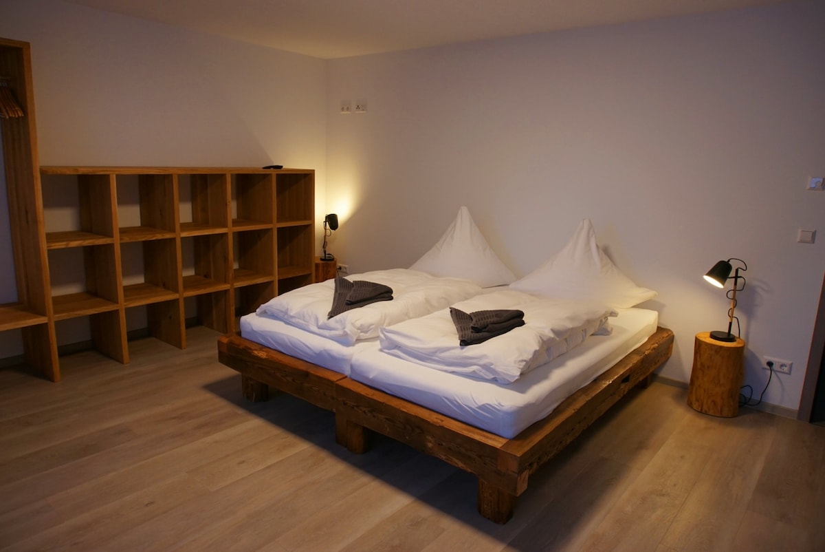 Dormitorio 1 con cama matrimonial grande.