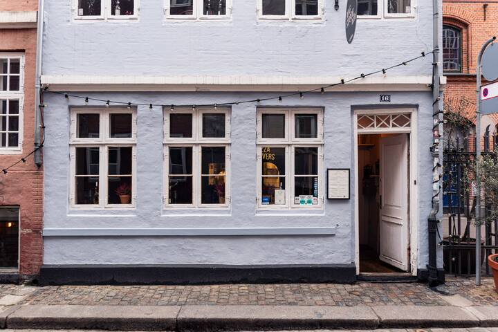 Unique 4-level townhouse w/ Terrace gallery image 3