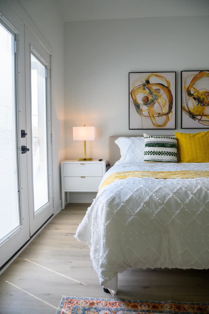 Disposizione pulita e ariosa con opere d'arte eleganti, biancheria da letto accogliente e tanto spazio per rilassarsi.