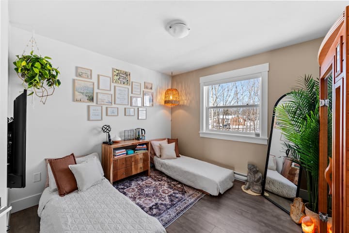 เตียงในห้องนอนที่ 3 เป็นเก้าอี้ที่ปรับเปลี่ยนได้ (เหมือนฟูก) เหมาะสำหรับเด็กหรือผู้ใหญ่ตัวเล็ก เรามีที่นอนแผ่นรองเพื่อความสะดวกสบายที่ดีขึ้น แต่โปรดทราบว่าเตียงเหล่านี้คล้ายกับฟูกมากกว่าที่นอนคู่