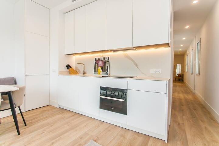 ¡Fancy NUEVO apto en el corazón de MAD! gallery image 5