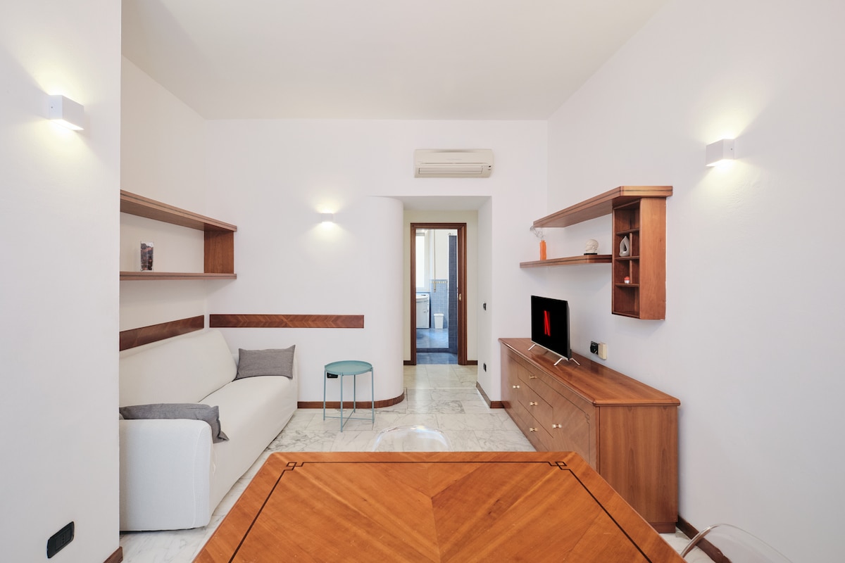 סלון עם ספה נפתחת, טלוויזיה חכמה, שולחן אוכל ומיזוג אוויר || סלון עם ספה נפתחת, טלוויזיה חכמה, שולחן אוכל ומיזוג אוויר