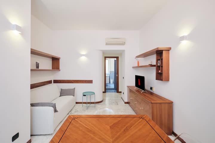 Sala de estar con sofá cama, televisión inteligente, mesa de comedor y aire acondicionado || sala de estar con sofá cama, TV inteligente, mesa de comedor y aire acondicionado