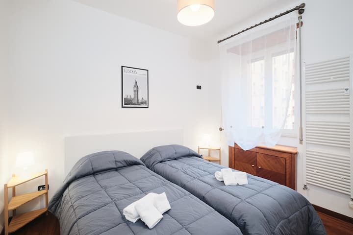 Dormitorio con dos camas individuales, armario, mesitas de noche y aire acondicionado || Habitación con dos camas individuales, armario, mesita de noche y aire acondicionado