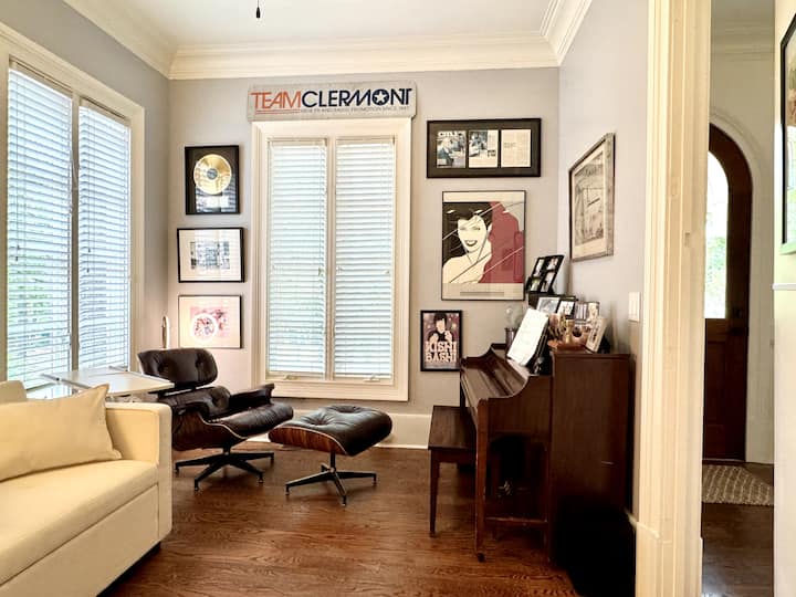 ห้องนอนที่ 4 บนเด็กลี่เป็นห้องนอนพาร์ทไทม์และห้องทำงานพาร์ทไทม์หรือห้องดนตรีที่มีเตียงโซฟาแบบดึงออกได้เต็มรูปแบบและเปียโนสำหรับผู้ที่เต็มใจเล่น ทำตัวตามสบายเหมือนอยู่บ้านหรืออยู่ออฟฟิศที่ห่างไกลจากบ้าน