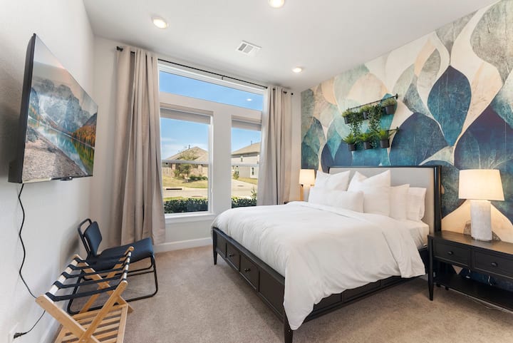 Оваа гостинска спална соба на 1 кат има сопствена приватна бања. Со приспособени ѕидни тапети и кадифена постелнина, оваа соба сигурно ќе го задоволи секој гостин.