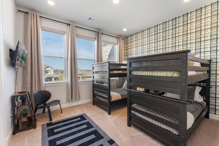 Фрлете ги децата во спалната соба на горниот кат и донесете ја вашата станица за играње за да се поврзете со телевизорот за нивната сопствена епска сесија за игри.