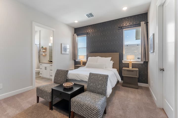 Погледнете ја оваа елегантна спална соба со брачен кревет (широк 150-179 см) и сопствена приватна бања. Во секоја спална соба има целосно затемнети завеси за оние кои сакаат длабок сон.