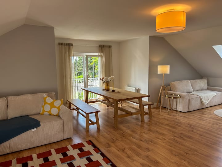 Два стилни разтегателни дивана в просторната спалня предлагат гъвкави възможности за спане за до 4 възрастни – чудесно за семейства или приятели, пътуващи заедно.