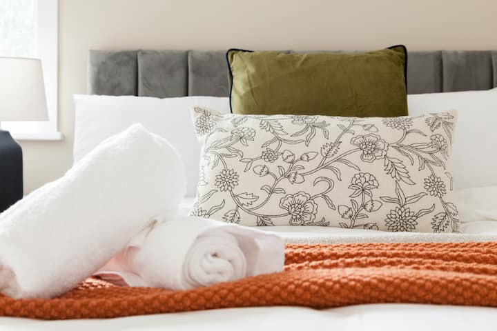 Tranquil double bedroom with large windows and soft natural light.
Features two comfy double beds, plush bedding, and modern décor.
Perfect for restful nights after a day of exploring or working.