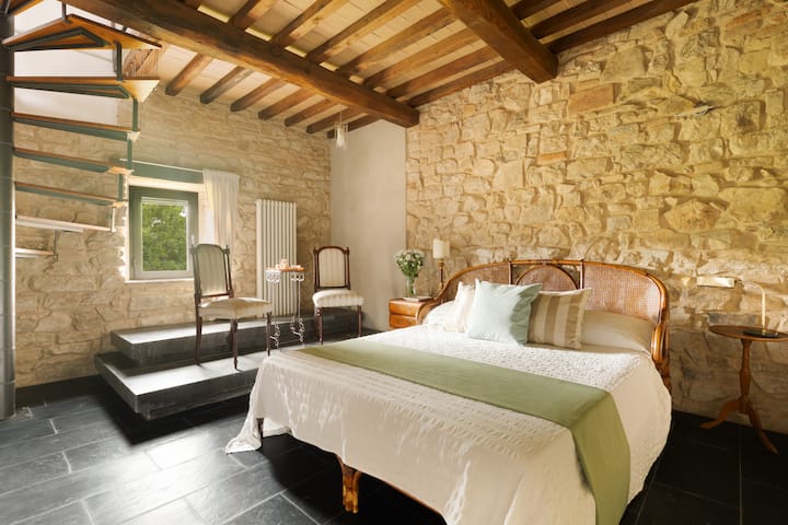 Chambre quadruple avec lits jumeaux, placard et salle de bain à l'étage supérieur. Climatisation